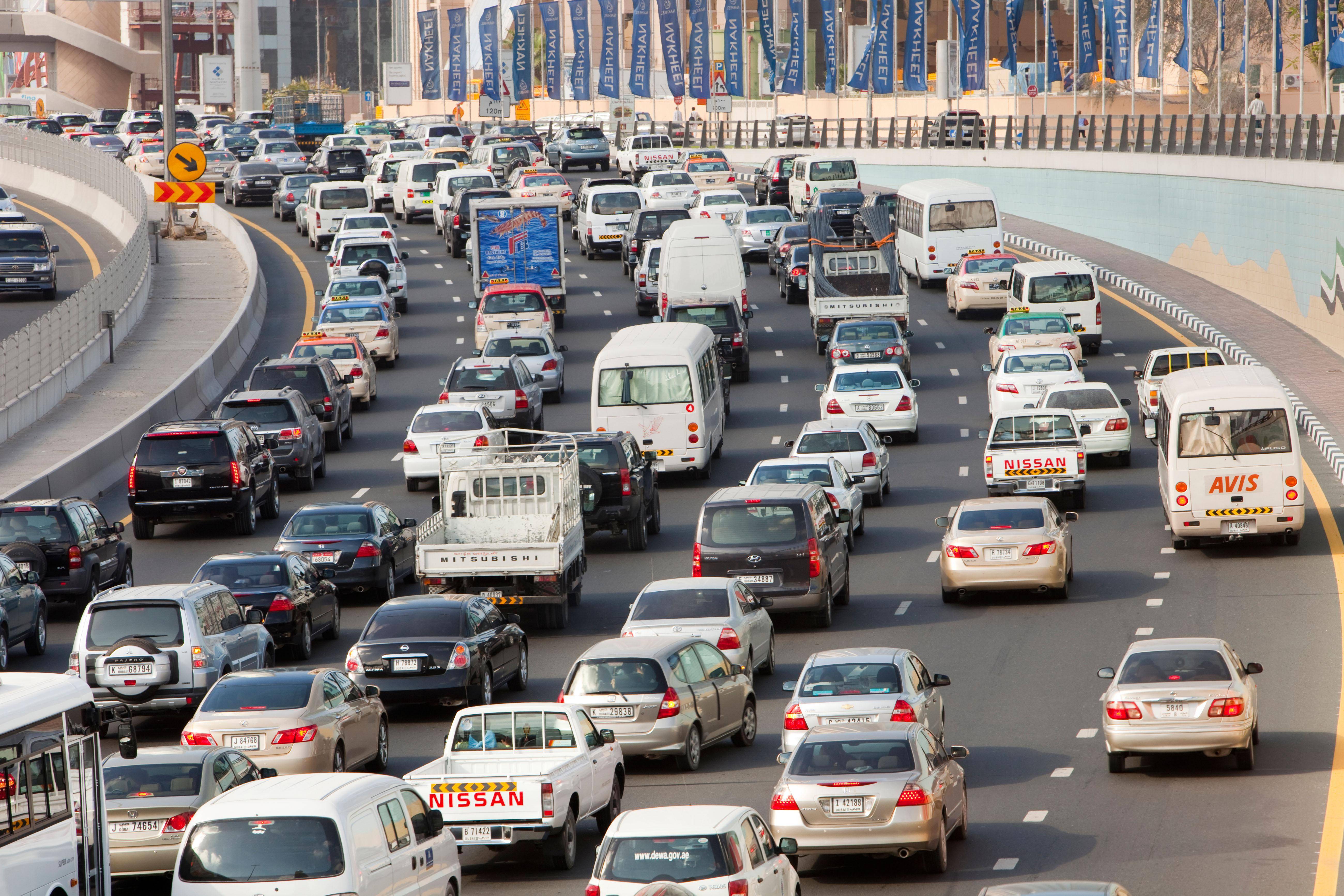 E traffic. Дубай движение на дорогах. Дубай трафик. BMW Road Sharjah. Heavy Traffic on the Roads.