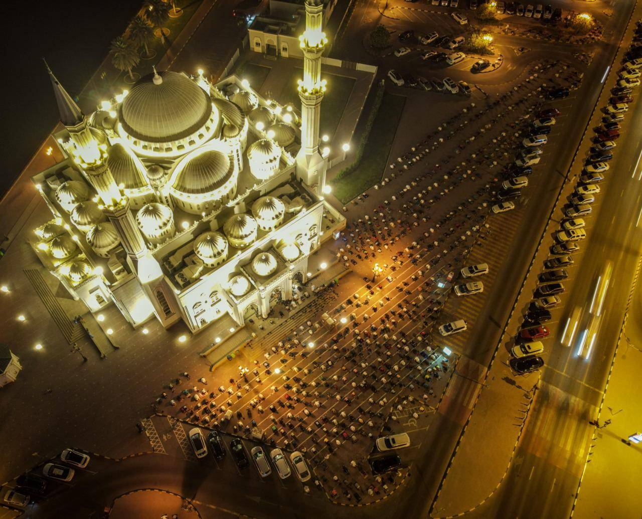 Сколько времени в дубае сейчас точное время. Eid al-Fitr Dubai. Дубай достопримечательности. Фестиваль света в Шардже. ИД Аль Фитр в Дубае Бурдж Халифа.