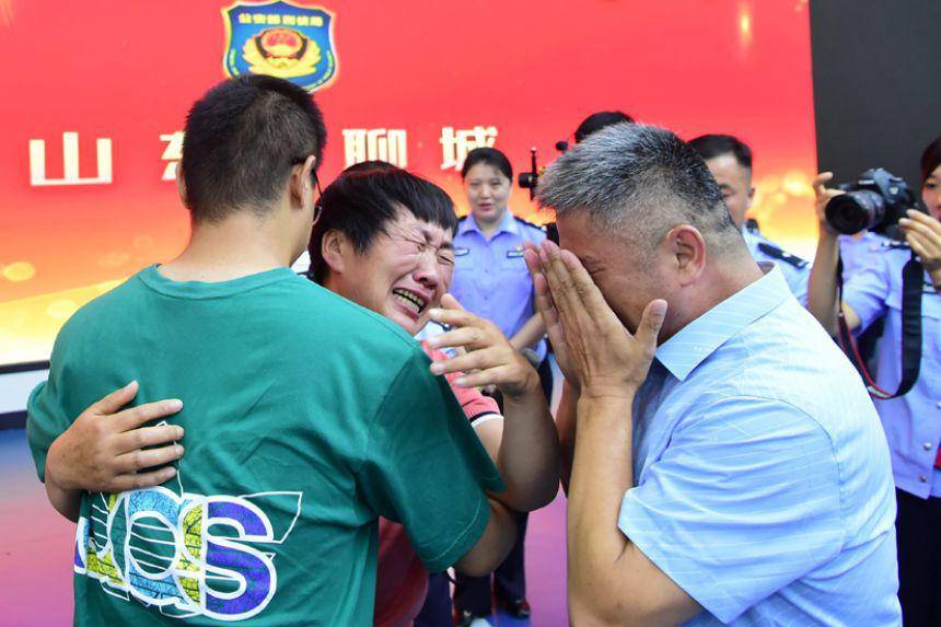 After 24 years of searching, Chinese man reunites with his kidnapped son-News