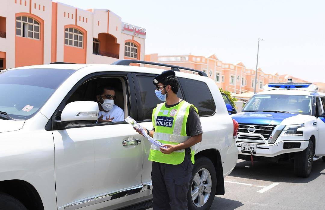 Watch: UAE cops pull over traffic violators to give them flowers, not fines  - News - Verve times