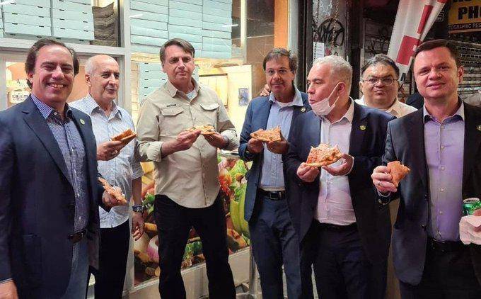 Covid-19: Unvaccinated Bolsonaro eats pizza on New York sidewalk - News |  Khaleej Times